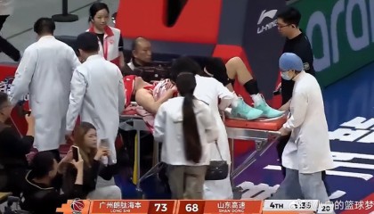 pg麻将胡了2-退役X因素？郭艾伦左膝受伤捂脸沮丧 近三年仅打21场合同也将到期|广州男篮|山东男篮|丁彦雨航|郭指导|篮板_新浪体育_新浪新闻
