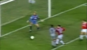 pg麻将胡了2-曼联官推晒99欧冠决赛扳平拜仁进球，祝谢林汉姆59岁生日快乐