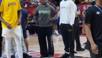 谁家小孩赛前热身布朗尼穿便装 他今天不会出战